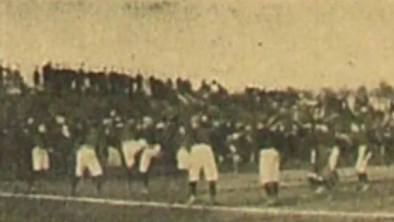 Jugadores y público agolpado en la banda del campo del Hotel Casanovas