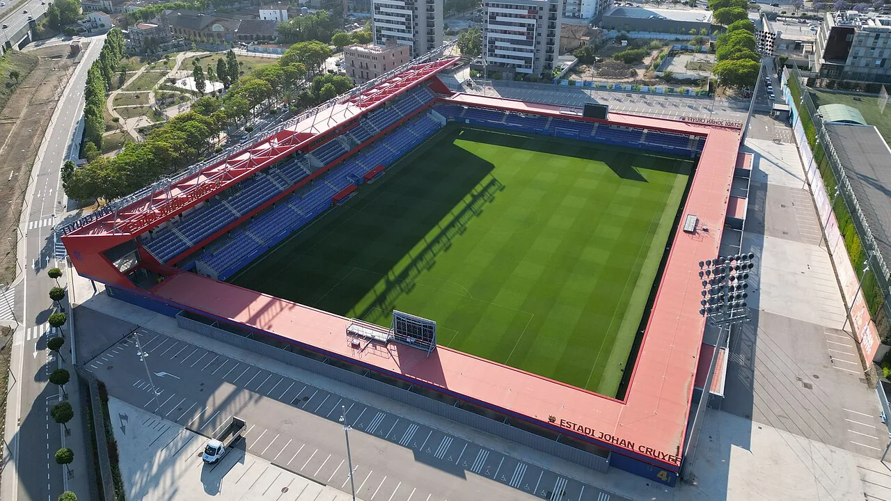 Vista aérea del Estadi Johan Cruyff, con las gradas azulgranas y la cubierta roja