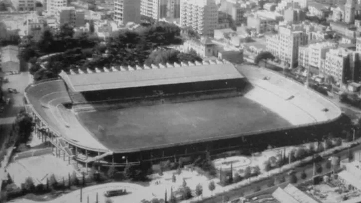Vista aérea del campo de Les Corts, encajado entre los bloques de pisos del barrio