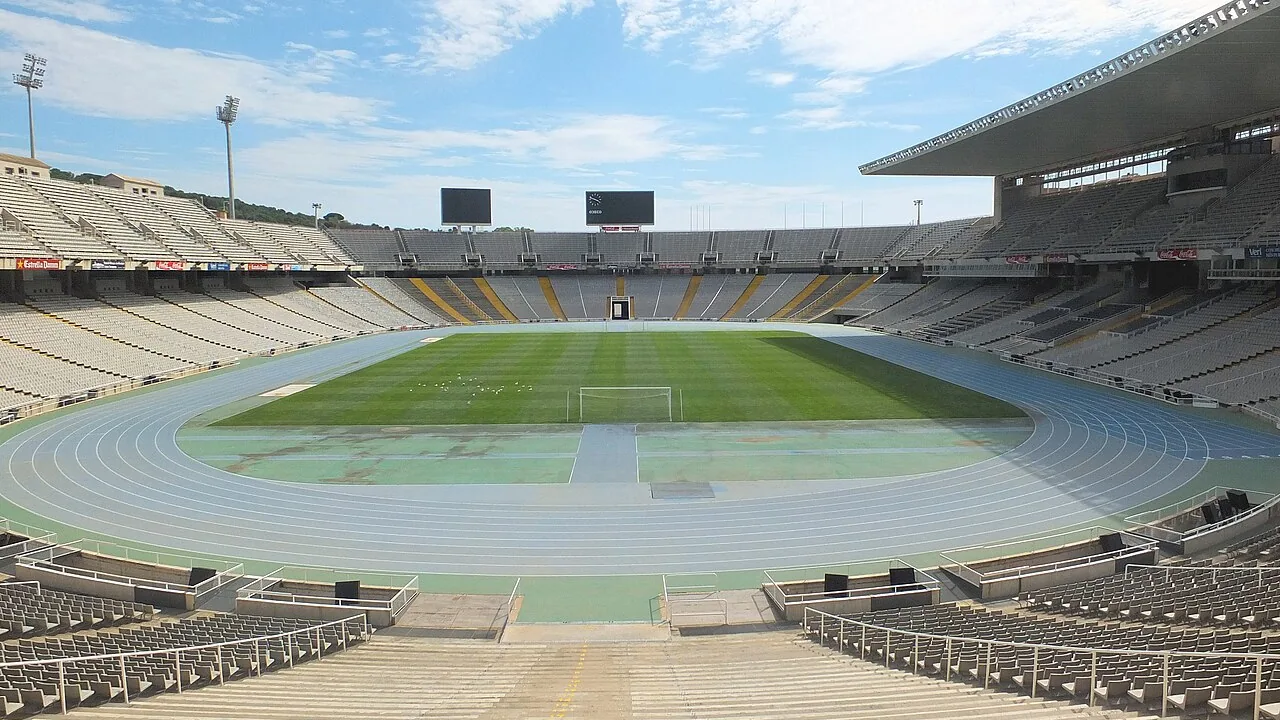 El Estadio Olímpico Lluís Companys vacío desde la grada, con la pista de atletismo azul alrededor del césped