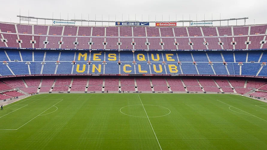 El Camp Nou vacío desde el fondo, con el mosaico «Més que un club» en la grada