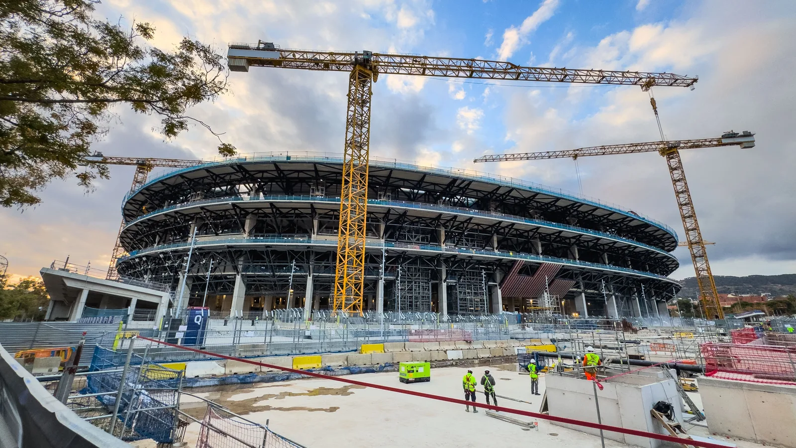 El Camp Nou en obras, con las grúas dentro del estadio y la tercera gradería a medio hacer