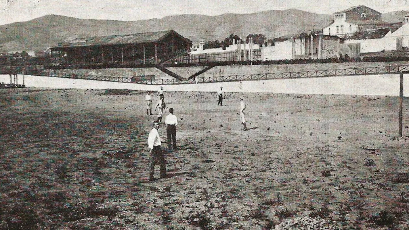 Un partido en el Velódromo de la Bonanova, con la tribuna de madera y las montañas al fondo